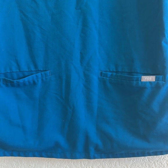 Figs Tops Exclusive Limited Edition Alphs Blue Casma 3 Pocket Scrub Top - Picture 4 of 7
